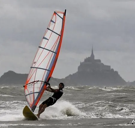 Chateau Les Hauts Face Mont Michel *